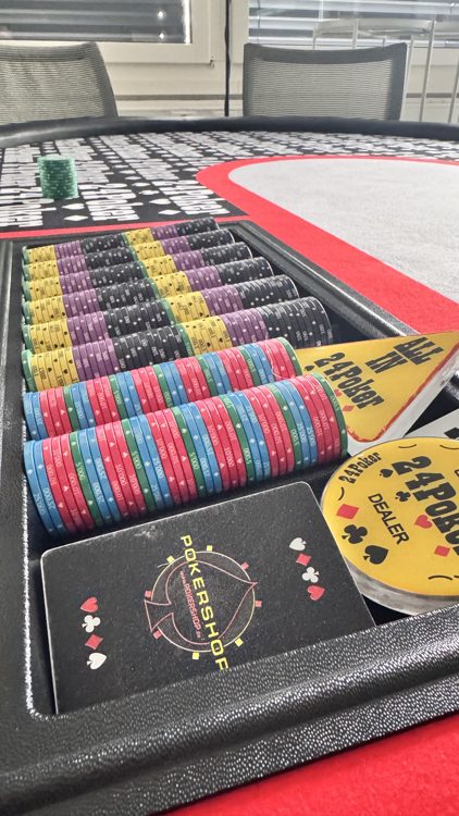Gebrandete Chips am Pokertisch