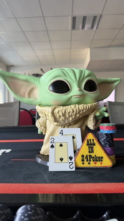 Ein kleiner Gast am Pokertisch