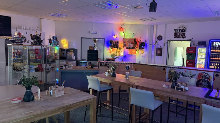 Der separate Barbereich im 24Poker-Club