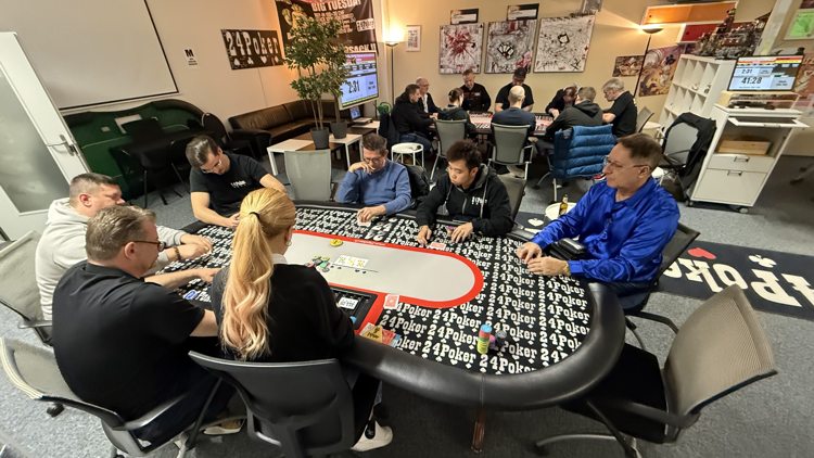 Gemeinsam am Pokertisch